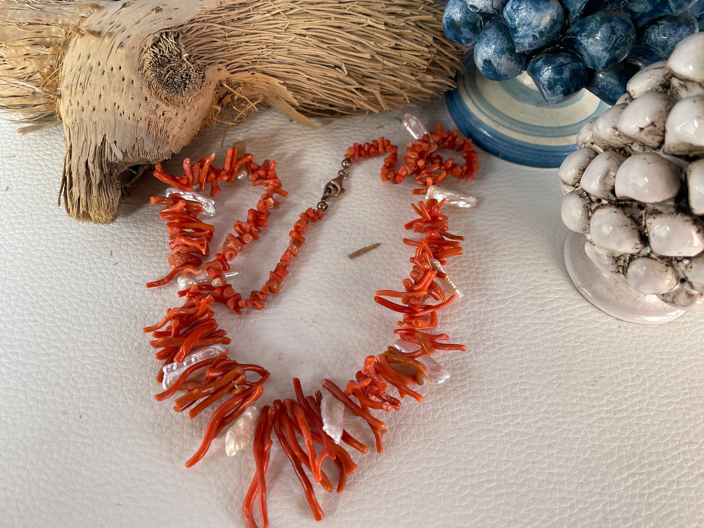 Collana siciliana con rami e chips di Corallo autentico del Mediterraneo, collana corallo e perle scaramazze, media lunghezza.ç
