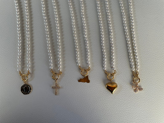 Collana di perle, girocollo delicato e minimalista, perle Maiorca e ciondolo acciaio inox, oro 14k, collana Sicilia, regalo damigella.)
