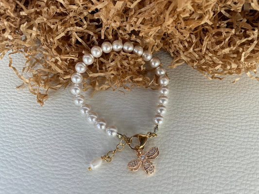 Bracciale delicato e minimalista, bracciale perle Maiorca con ciondolo acciaio inox, oro 14k, ciondolo Ape con zirconi, regalo ragazza.)