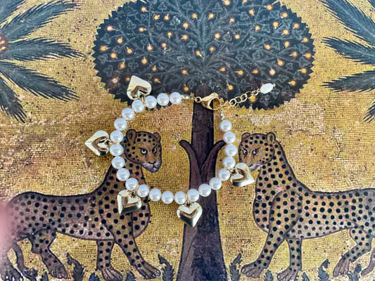 Bracciale di perle con charms Cuore, bracciale delicato e minimalista, perle Maiorca con ciondoli acciaio inox, regalo ragazza.)