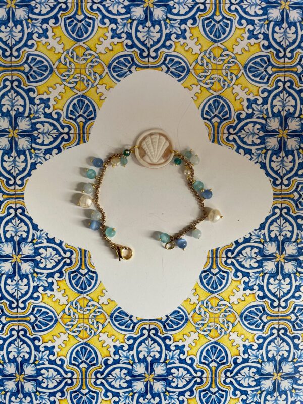 Bracciale Cammeo, Bracciale composito, perle fiume, pietre dure azzurre, cammeo conchiglia. regalo ragazza.