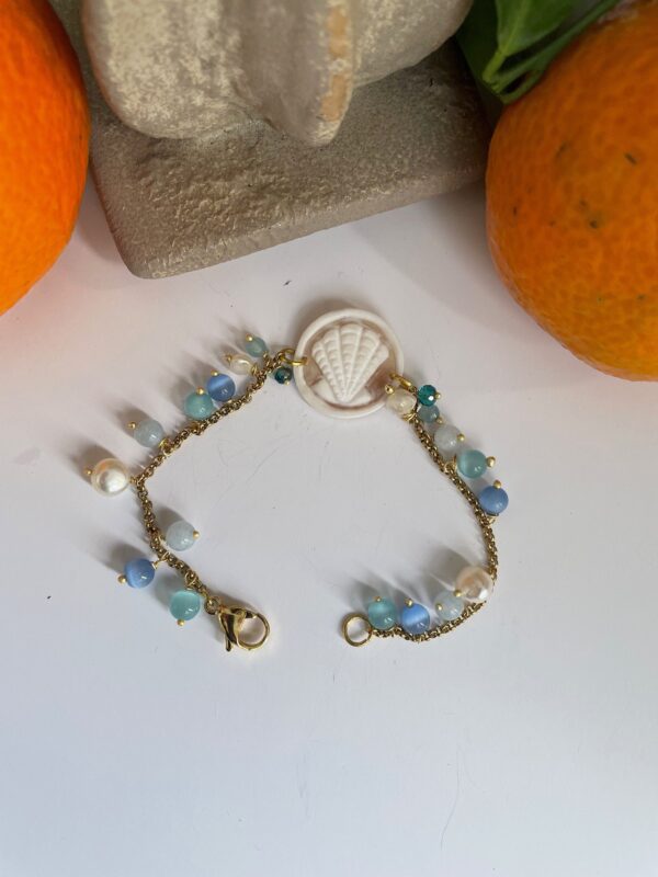 Bracciale Cammeo, Bracciale composito, perle fiume, pietre dure azzurre, cammeo conchiglia. regalo ragazza.