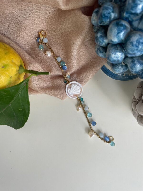 Bracciale Cammeo, Bracciale composito, perle fiume, pietre dure azzurre, cammeo conchiglia. regalo ragazza.