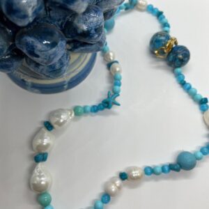 Collana corta, variazioni del blu, sodalite, collana ragazza, perle maiorca.&