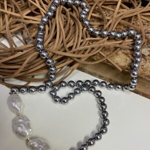Collana siciliana con filo di perle maiorca grigie e perle scaramazze.&