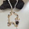 Collana siciliana con testa di moro in ceramica di Caltagirone, bianca e nera, agata bianca e onice. regalo per lei.ç