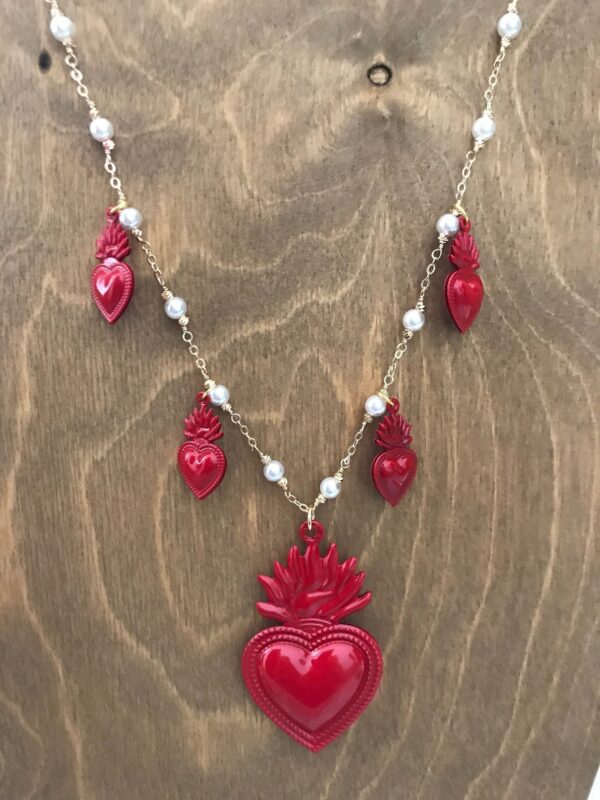 Collana con catena rosario e ciondoli cuori sacri rossi.ç