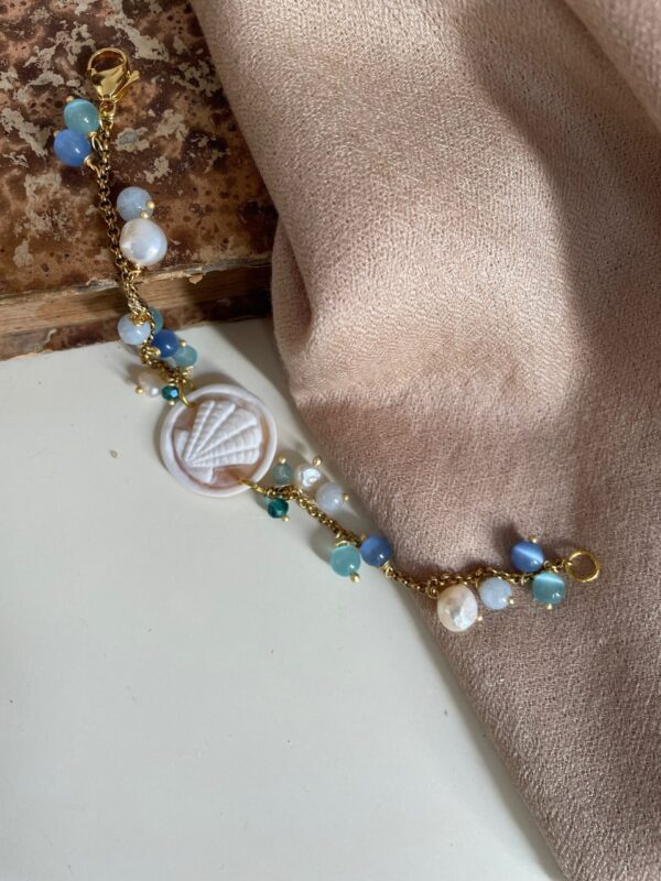 Bracciale Cammeo, Bracciale composito, perle fiume, pietre dure azzurre, cammeo conchiglia. regalo ragazza.