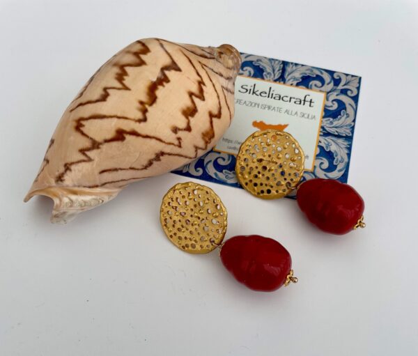 Orecchini con perni in zama e grande perla di maiorca rossa.(