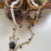 Collana siciliana con testa di moro in ceramica di Caltagirone, bianca e nera, agata bianca e onice. regalo per lei.ç