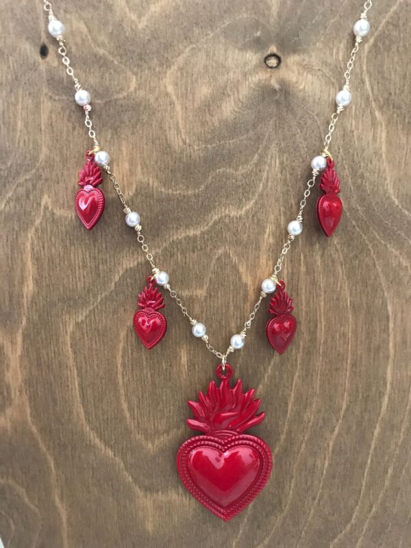 Collana con catena rosario e ciondoli cuori sacri rossi.ç