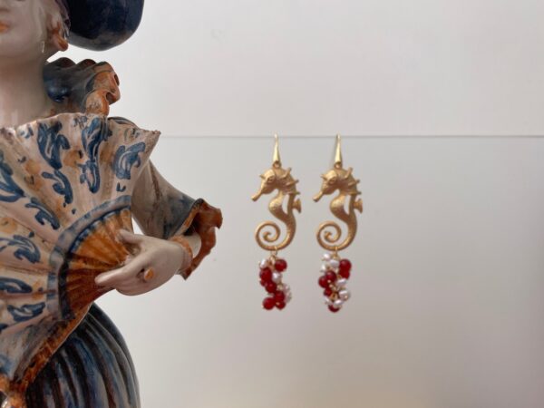 Orecchini pendenti con cavalluccio marino, argento 925, corniola e perle di fiume §