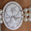 Bracciale Cammeo, tre fili perle naturali, chiusura filigrana, Cammeo autentico conchiglia, bracciale sposa, regalo per lei.