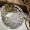 Bracciale Cammeo, tre fili perle naturali, chiusura filigrana, Cammeo autentico conchiglia, bracciale sposa, regalo per lei.