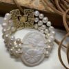 Bracciale Cammeo, tre fili perle naturali, chiusura filigrana, Cammeo autentico conchiglia, bracciale sposa, regalo per lei.