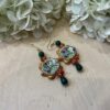 Orecchini siciliani con tamburelli in ceramica di Caltagirone, orecchini dipinti a mano, agata verde e chips di coralli, orecchini lunghi §