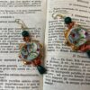 Orecchini siciliani con tamburelli in ceramica di Caltagirone, orecchini dipinti a mano, agata verde e chips di coralli, orecchini lunghi §