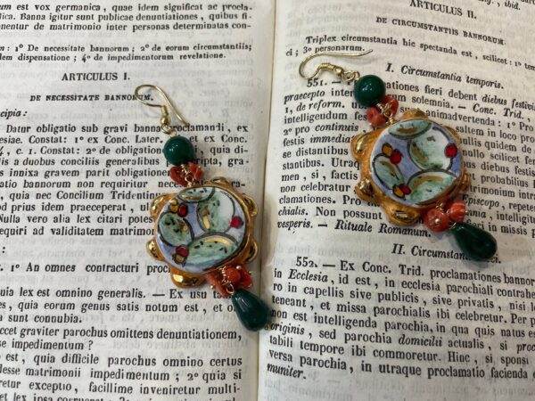 Orecchini siciliani con tamburelli in ceramica di Caltagirone, orecchini dipinti a mano, agata verde e chips di coralli, orecchini lunghi §