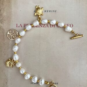 Bracciale con filo di perle di fiume e perline dorate e charms assortiti)