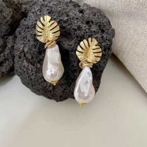 Orecchini eleganti con grande perla maiorca irregolare e perno in bronzo dorato, regalo per la sposa.)
