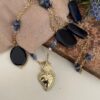 Collana lunga con catena ottone dorato, pietre blu e ciondolo cuore.ç