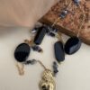 Collana lunga con catena ottone dorato, pietre blu e ciondolo cuore.ç