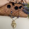 Collana lunga con catena ottone dorato, pietre blu e ciondolo cuore.ç