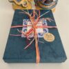 Collana lunga con catena ottone dorato, pietre blu e ciondolo cuore.ç