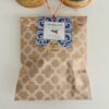 Collana lunga con catena ottone dorato, pietre blu e ciondolo cuore.ç