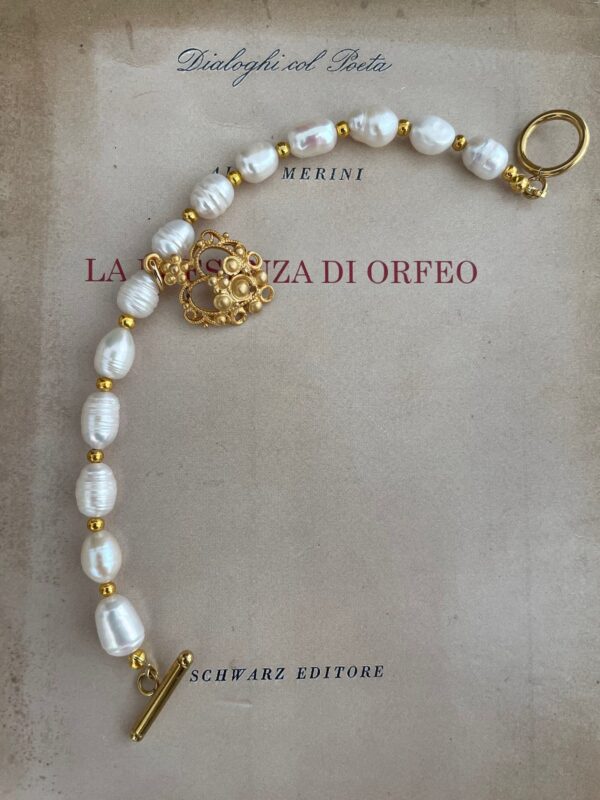 Braccialetto siciliano, bracciale perle barocche, bracciale classico con filo di perle di fiume e perline dorate e cuore in zama.