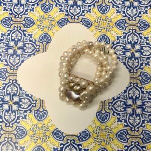 Bracciale elastico, quattro fili di perle barocche, perle barocche irregolari di varie dimensioni. regalo sposa.)