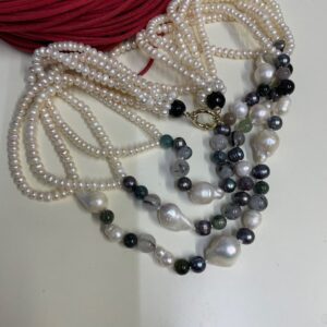Collana multifilo perle di fiume, perle scaramazze, perle grigie e pietre dure. regalo per lei.)