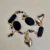 Collana lunga con catena ottone dorato, pietre blu e ciondolo cuore.ç