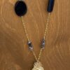 Collana lunga con catena ottone dorato, pietre blu e ciondolo cuore.ç
