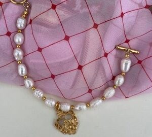 Bracciale Sikelia, con charm di cuori, bracciale di perle barocche, filo di perle di fiume e charm, regalo s. valentino, regalo per lei.
