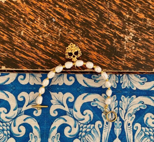 Braccialetto siciliano, bracciale perle barocche, bracciale classico con filo di perle di fiume e perline dorate e cuore in zama.