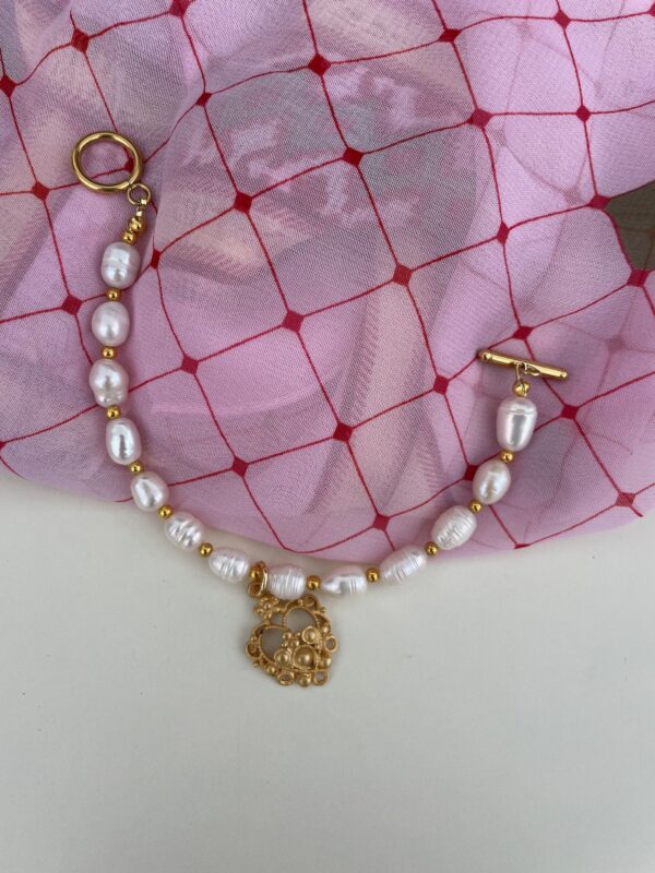 Braccialetto siciliano, bracciale perle barocche, bracciale classico con filo di perle di fiume e perline dorate e cuore in zama.