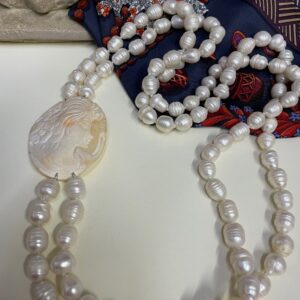 Collana siciliana con due fili di perle barocche e cammeo di conchiglia sardonica.)