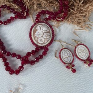 Collana rubino, collana giada rossa, collana due fili, grande Cammeo genuino di Torre del Greco, collana lunga, collana annodata a mano.|