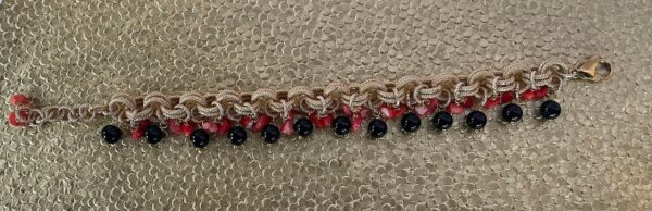 Braccialetto con onice e corallo, bracciale elegante, catena doppia alluminio anallergico, bracciale oro satinato, regalo per lei.