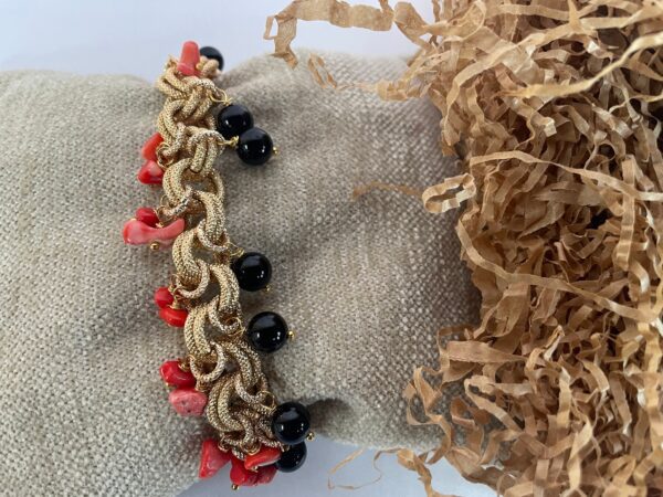 Braccialetto con onice e corallo, bracciale elegante, catena doppia alluminio anallergico, bracciale oro satinato, regalo per lei.