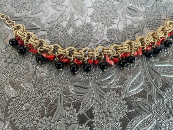 Braccialetto con onice e corallo, bracciale elegante, catena doppia alluminio anallergico, bracciale oro satinato, regalo per lei.