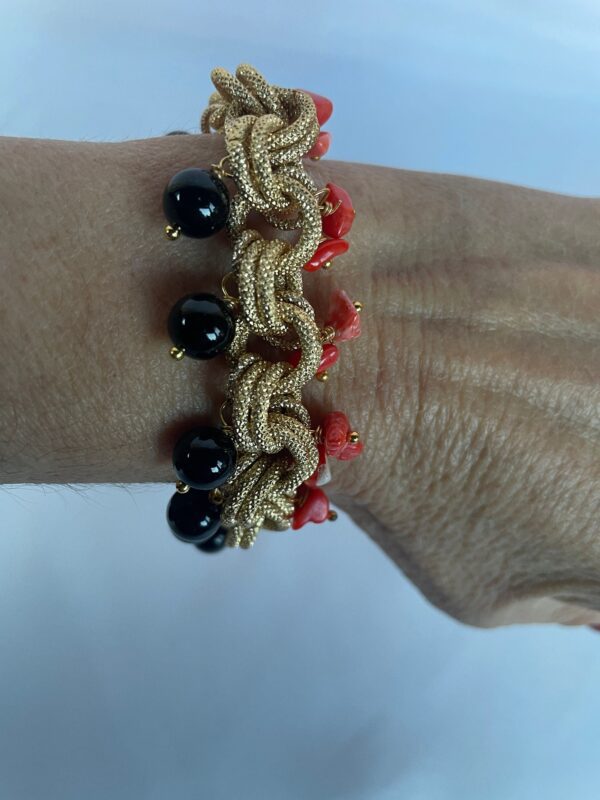 Braccialetto con onice e corallo, bracciale elegante, catena doppia alluminio anallergico, bracciale oro satinato, regalo per lei.
