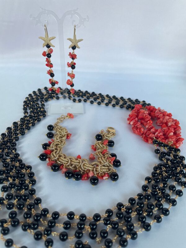 Braccialetto con onice e corallo, bracciale elegante, catena doppia alluminio anallergico, bracciale oro satinato, regalo per lei.
