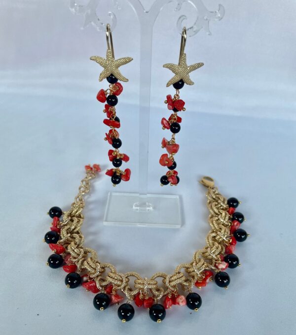 Braccialetto con onice e corallo, bracciale elegante, catena doppia alluminio anallergico, bracciale oro satinato, regalo per lei.
