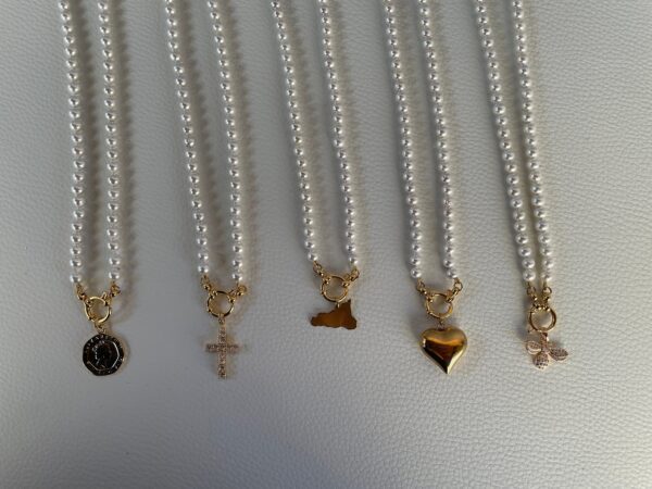 Collana di perle, girocollo delicato e minimalista, perle Maiorca e ciondolo acciaio inox, oro 14k, ciondolo Croce con zirconi.)