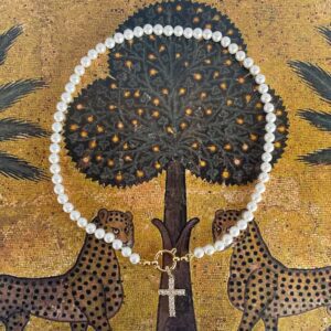 Collana di perle, girocollo delicato e minimalista, perle Maiorca e ciondolo acciaio inox, oro 14k, ciondolo Croce con zirconi.)