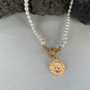 Collana di perle, girocollo delicato e minimalista, perle Maiorca e ciondolo acciaio inox, oro 14k, ciondolo Moneta, regalo ragazza.)