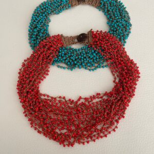 Collana girocollo multifilo, collana tricot con filo di cotone e piccole perle di vetro, blu o rossa, chiusura a bottone, collana estiva.&