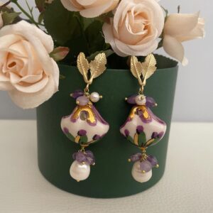 Orecchini siciliani, grappoli di Ametista, perle barocche, borsetta ceramica di Caltagirone, orecchini viola, orecchini maxi. §